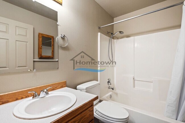 Building Photo - Sweet 2 Bed 1 Bath House with a Fenced Yard in Post Falls!