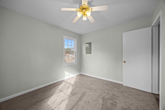 Building Photo - 904 Jennifer Ln