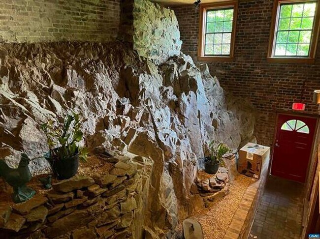 Primary Photo - Historic Woolen Mills Mill House