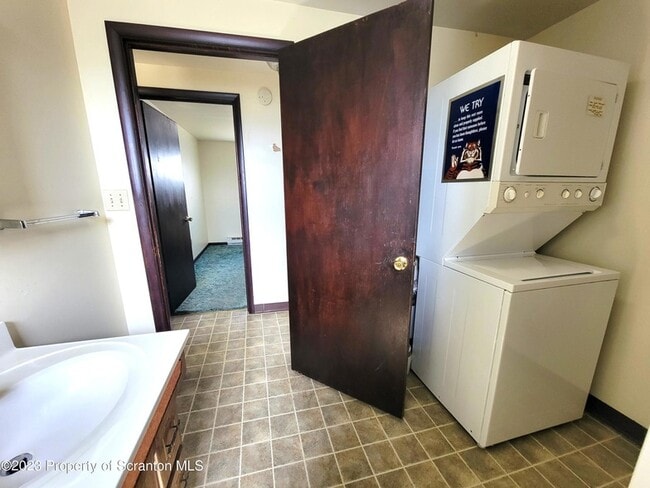 Building Photo - 526 Hughes Ct