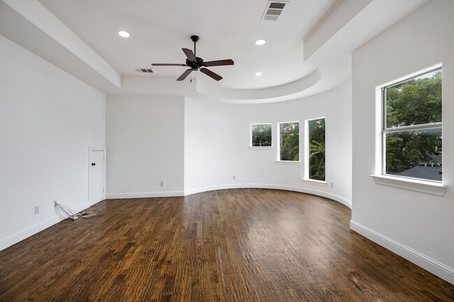 Building Photo - 3606 S Versailles Ave