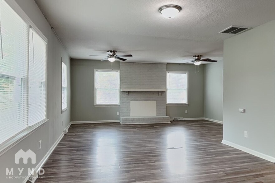 Building Photo - 547 Whitethorn Dr