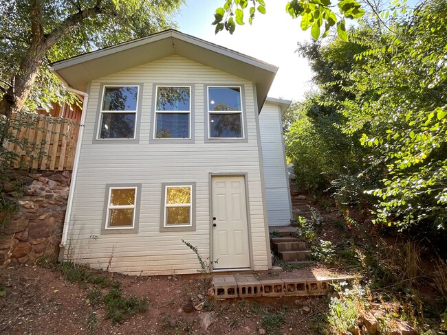 Building Photo - 2 Bedroom Home Available Near Manitou Ave ...