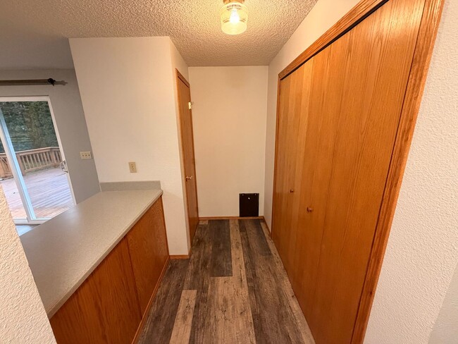 Building Photo - Private and quiet 3BD, 2 BA w/ 2 car garage near Fedrickson!