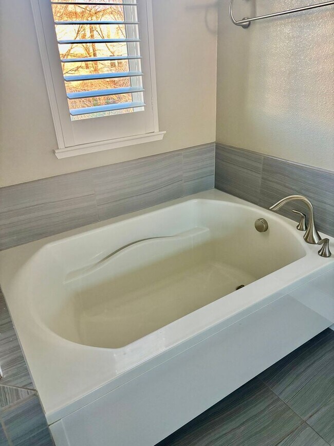 Building Photo - Must see beautiful and large Townhome in Dublin- Close to Everything!