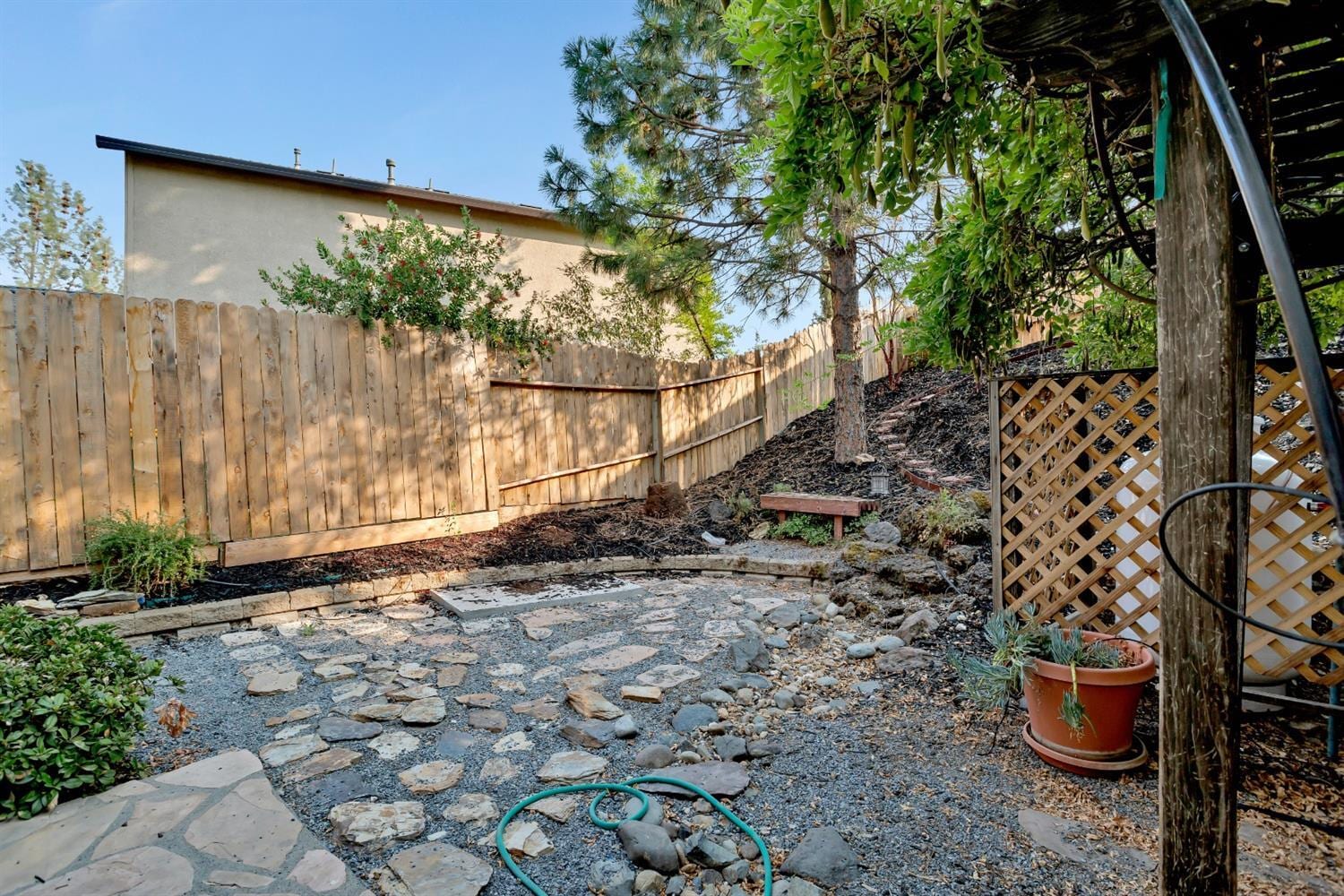 A view of the left side of the backyard. - 3038 Courtside Dr