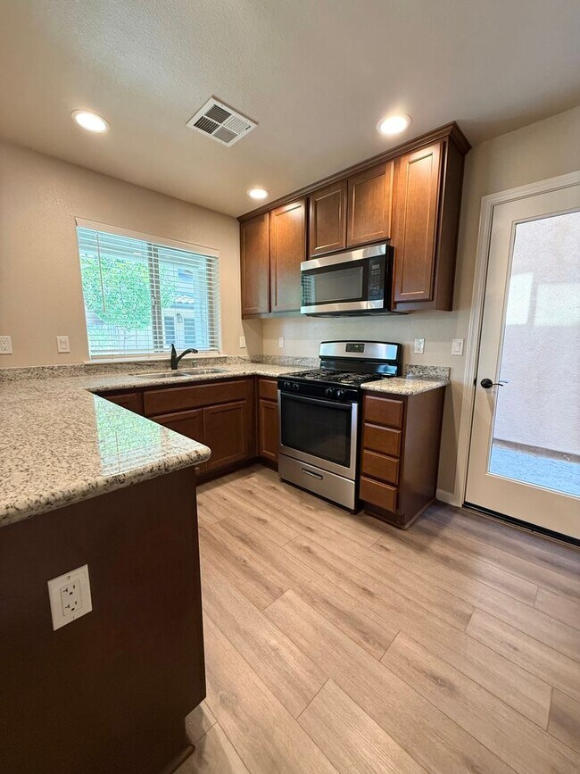 Building Photo - Move In Ready 3 Bed 2.5 Bath!!!