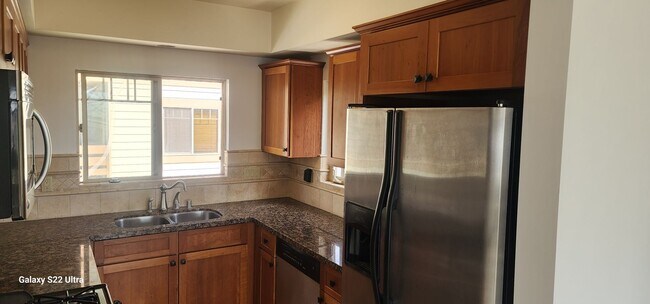 Building Photo - Spacious and freshly updated 2 bedroom, 2 ...