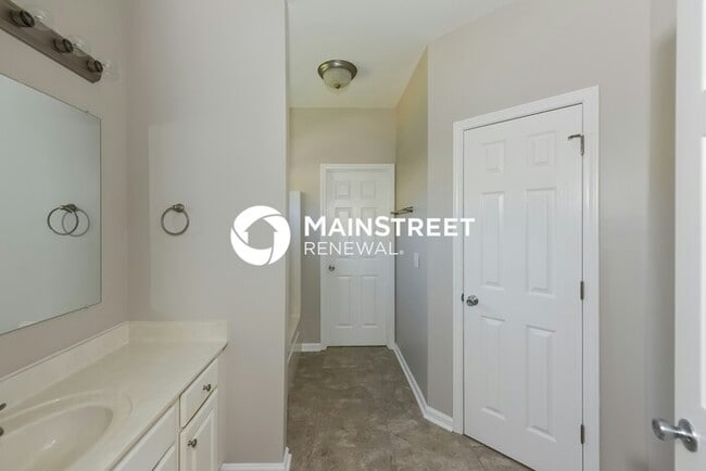 Building Photo - 3 Bedroom Pet-Friendly Home in Nashville, TN with Main Street Renewal