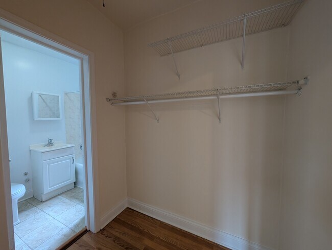 Building Photo - 5417 N Kenmore Ave