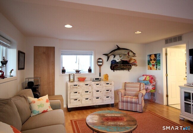 Building Photo - 147 Captains Dr