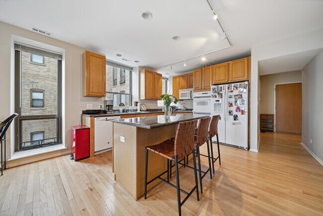 Building Photo - 811 S Lytle St