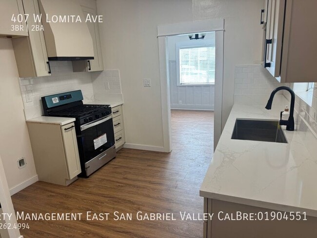 Building Photo - 407 W Lomita Ave