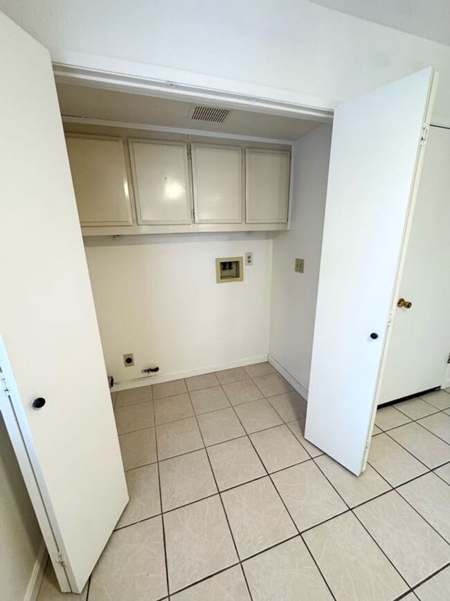 Building Photo - Freshly Painted 3 Bedroom + Loft in Desirable Elk Grove Neighborhood