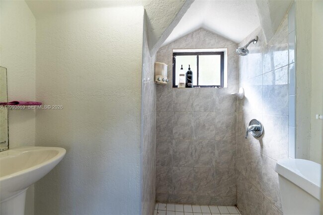 Building Photo - 1238 NE 112th St