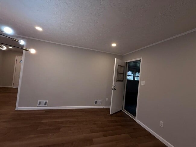 Building Photo - 1055 Pinecrest Dr