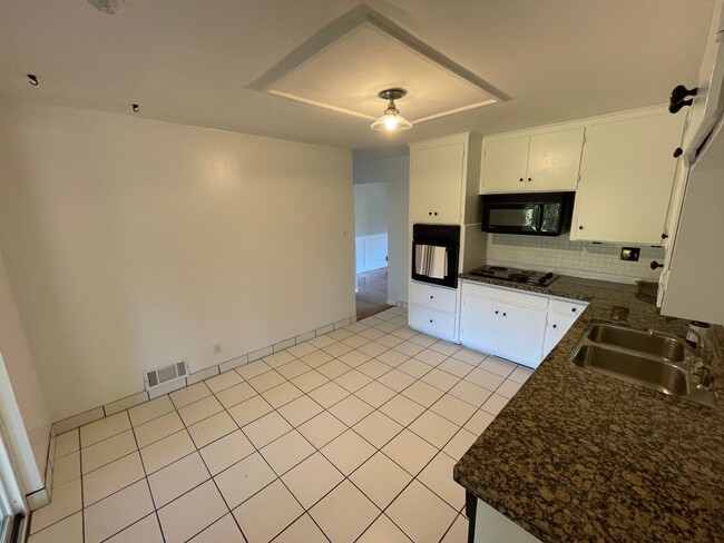 Building Photo - Cozy Holladay Gem – 3 Bed, 2 Bath with Fen...