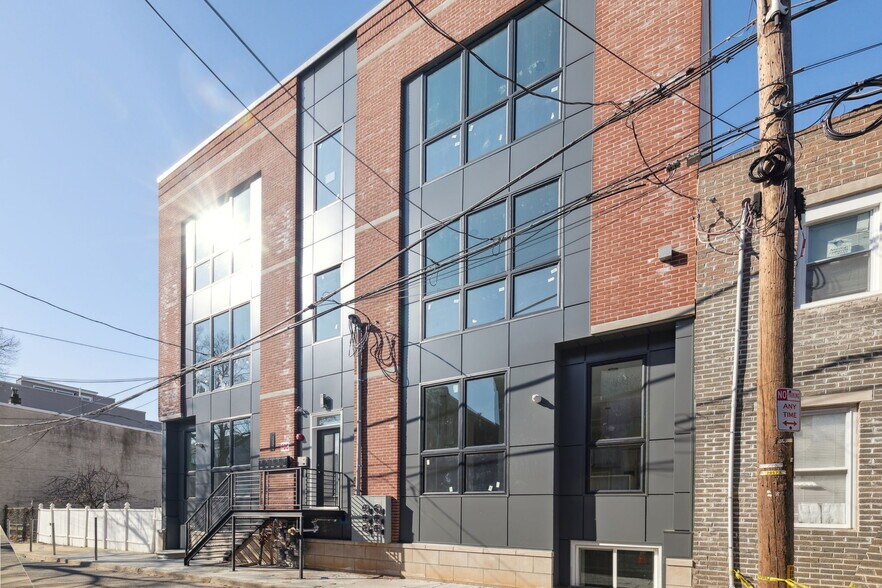 Building Photo - 2550 N Hope St
