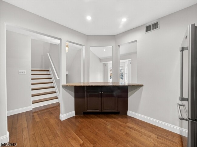 Building Photo - 124 Barclay Dr