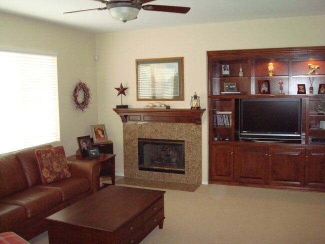 Building Photo - Large 3 bedroom home with loft and large b...