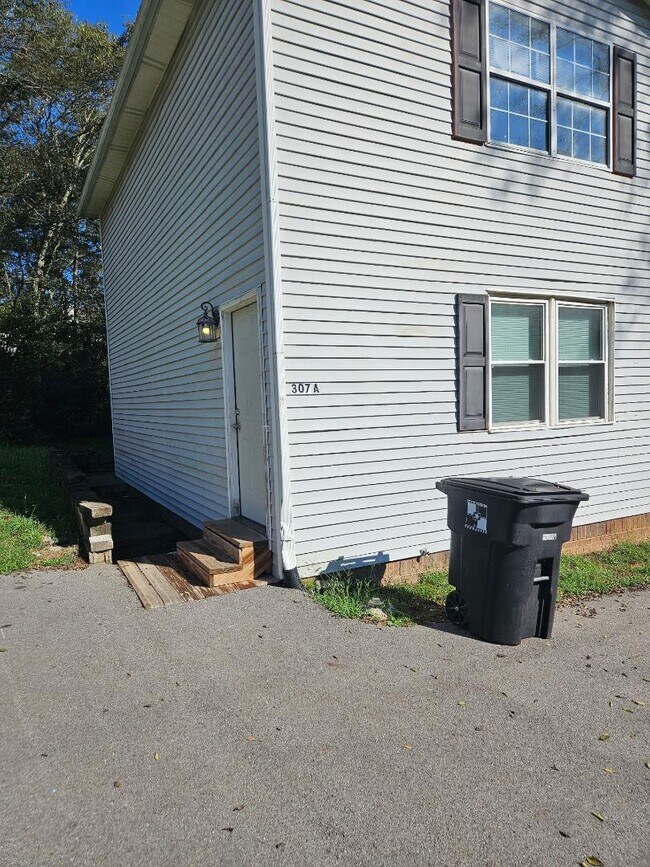 Building Photo - 307 Lee Dr