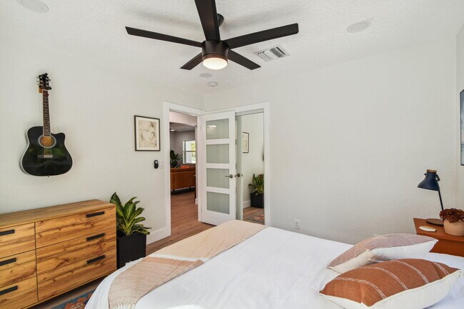 Building Photo - 702 NE 10th Ave