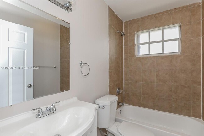 Building Photo - 809 SW 8th Ave