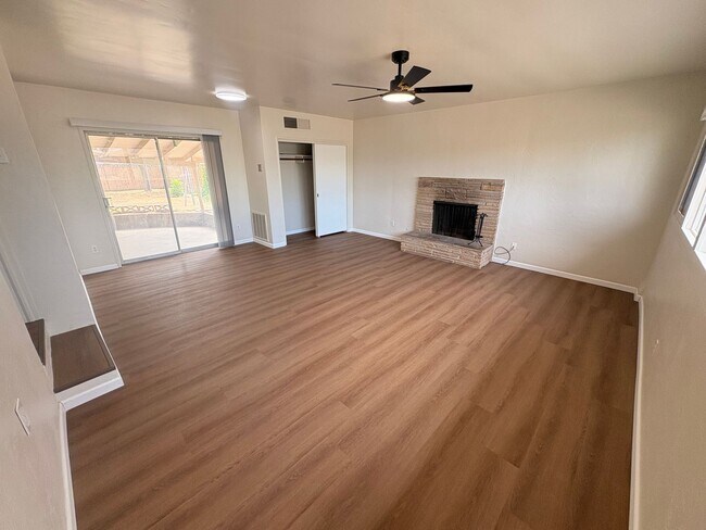 Building Photo - 1433 E Sequoia Ave