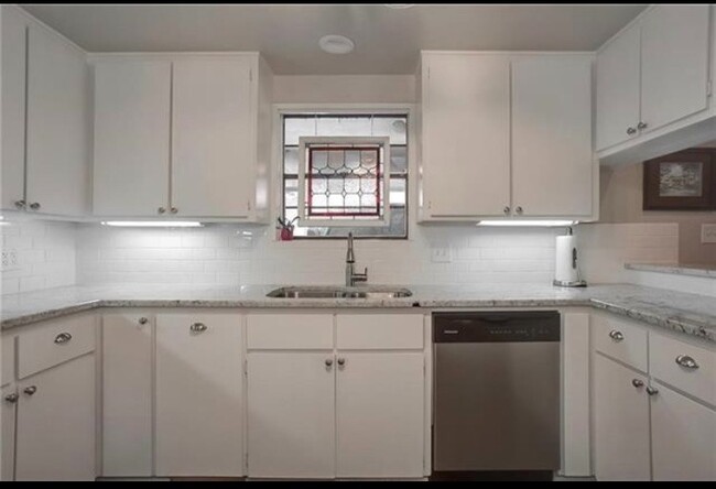 Kitchen - 3005 Tanglewood Park W