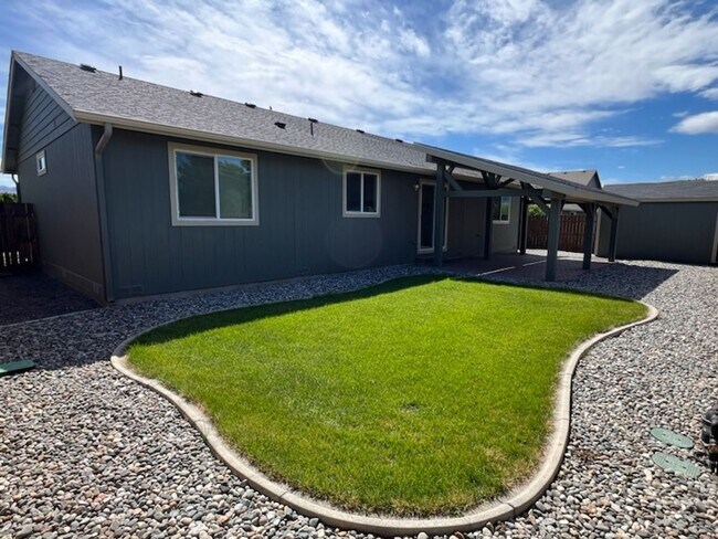 Building Photo - Beautiful 3 bed/2 bath home with garage, a/c and private covered patio!