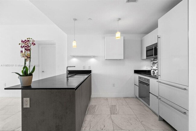 Building Photo - 1010 Brickell Ave