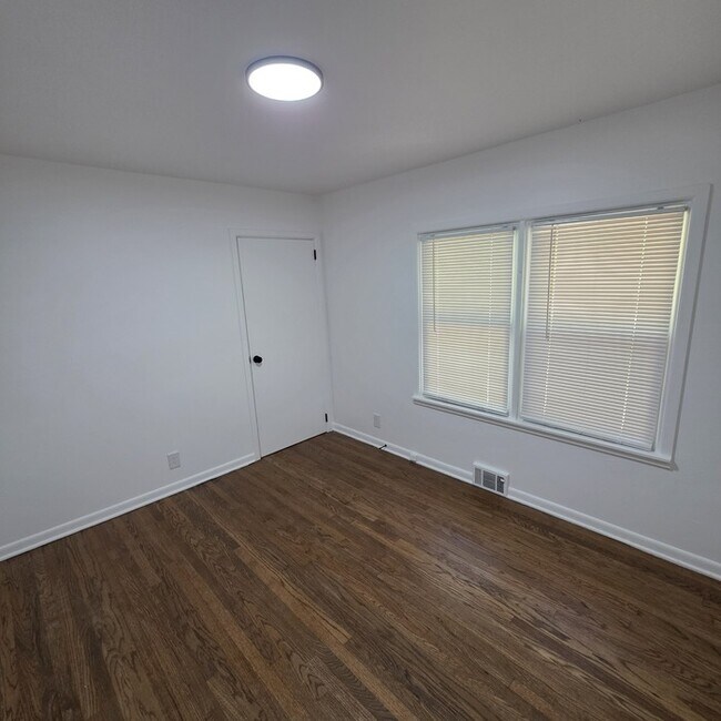 Building Photo - Spacious 4 bedrooms and 2 full baths home located on Holmes Rd in Kansas City, MO