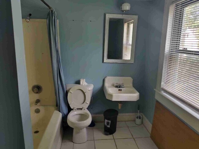 Building Photo - 708 Pilot Ave