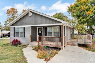 Building Photo - 204 Gliden St