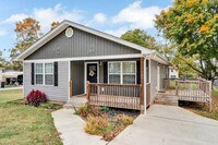 Building Photo - 204 Gliden St