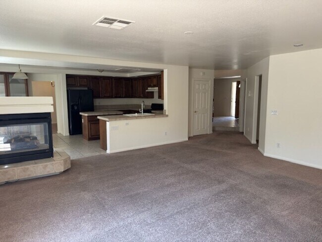 Building Photo - LARGE Spacious 5 Bedroom Single Family Home!!