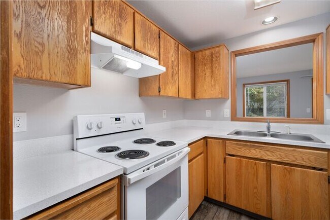 Building Photo - 3 bedroom townhouse with Garage!! Wont last! Call Now!!