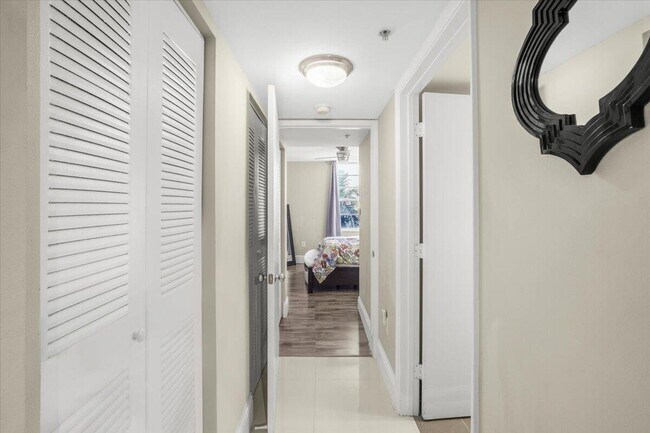 Building Photo - 520 SE 5 Ave