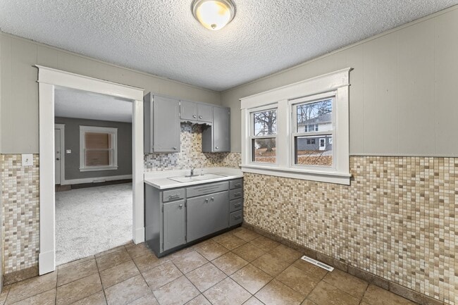 Building Photo - COMING SOON!! Charming 2-Bedroom Haven in Kansas City Northland!