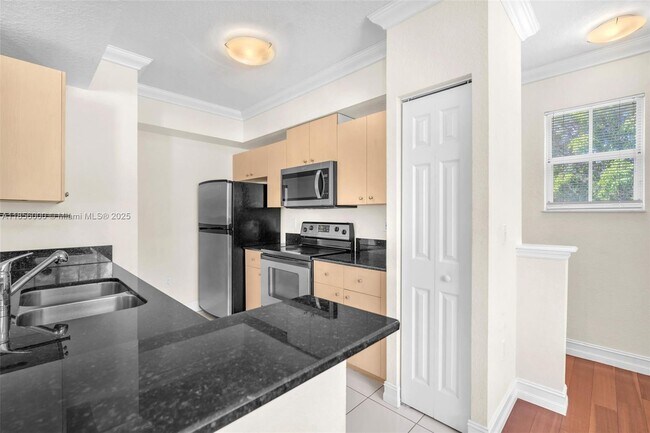 Building Photo - 2532 Centergate Dr