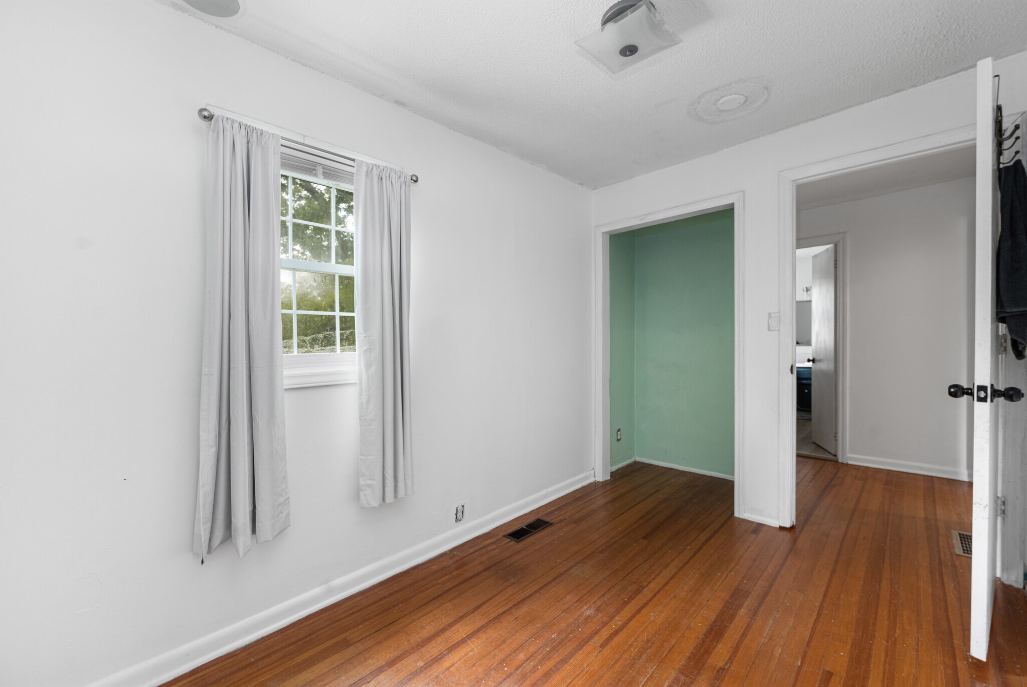 Building Photo - 387 Woodlawn Ave