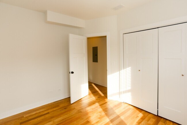 Building Photo - 2210 W Eastwood Ave