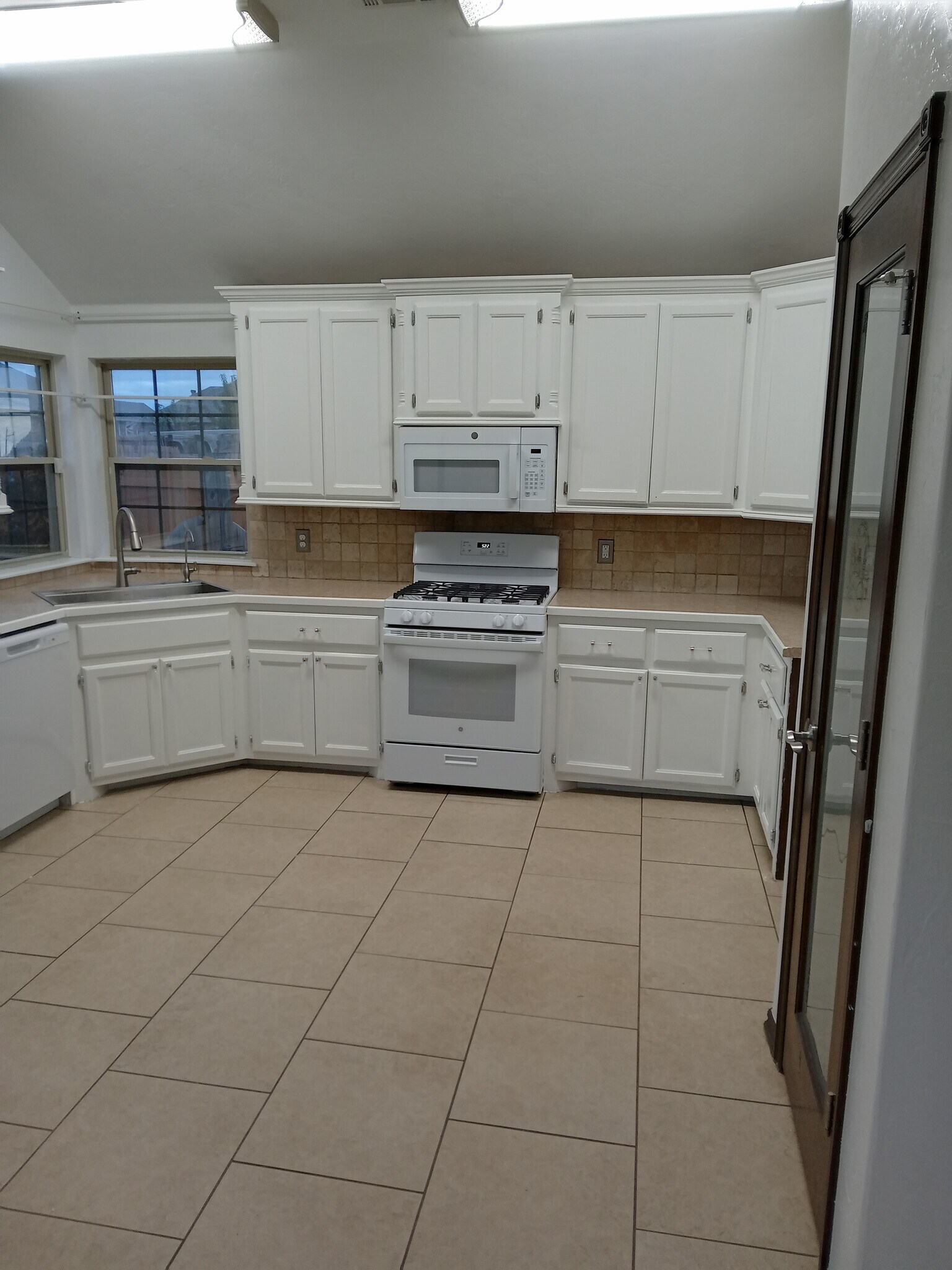 Building Photo - 3300 Marilyn Dr