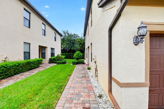 Building Photo - 2833 Troubadour St