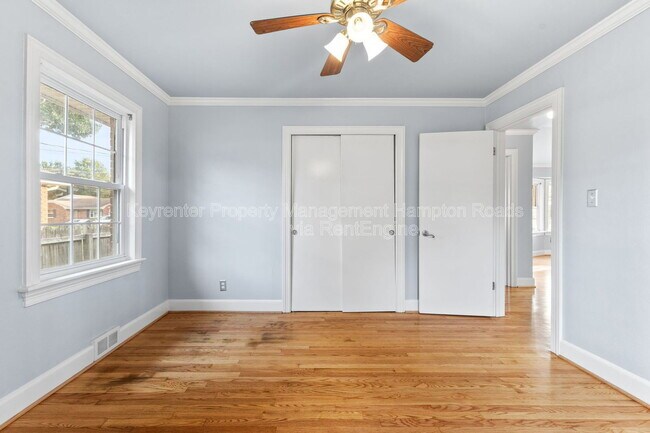 Building Photo - 4900 Briarwood Ln