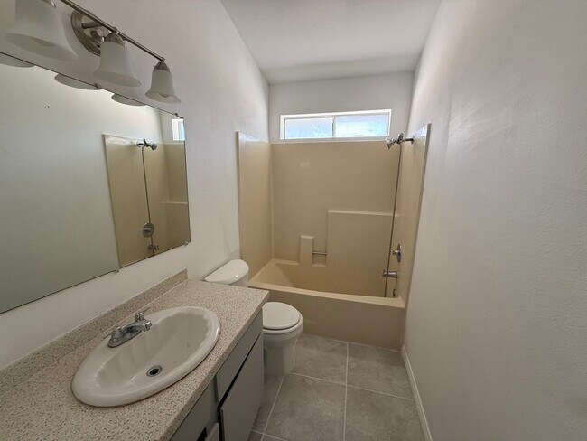 Building Photo - 4 bedroom 2 bath!