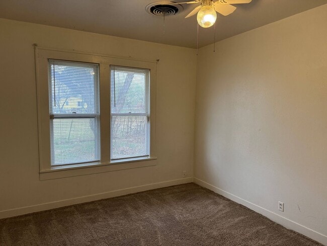 Building Photo - 5 Bed 2 Bath Home w/ 6.14 Acres In Iowa Park ISD.