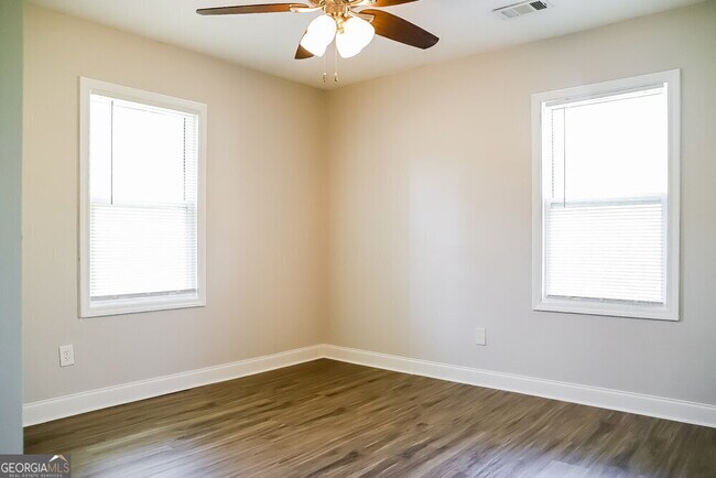 Building Photo - 302 Wren Cir