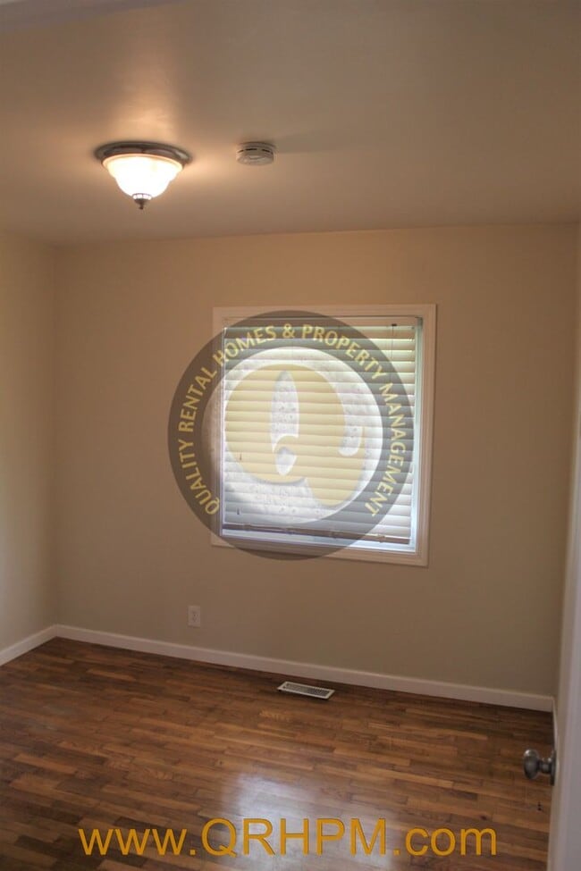 Building Photo - Available Now-- 3 Bedroom, 1 Bathroom Home...