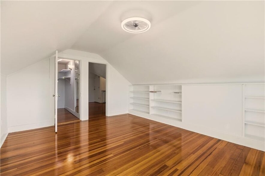 Building Photo - 31 Bayside Ave